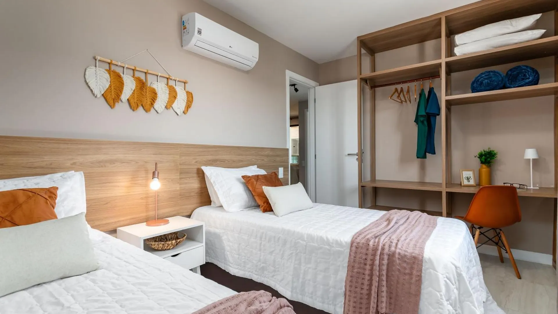 Praia dos Anjos Beach Club Condo: 2BR, Pool, 24/7 Security Arraial do Cabo Brazil