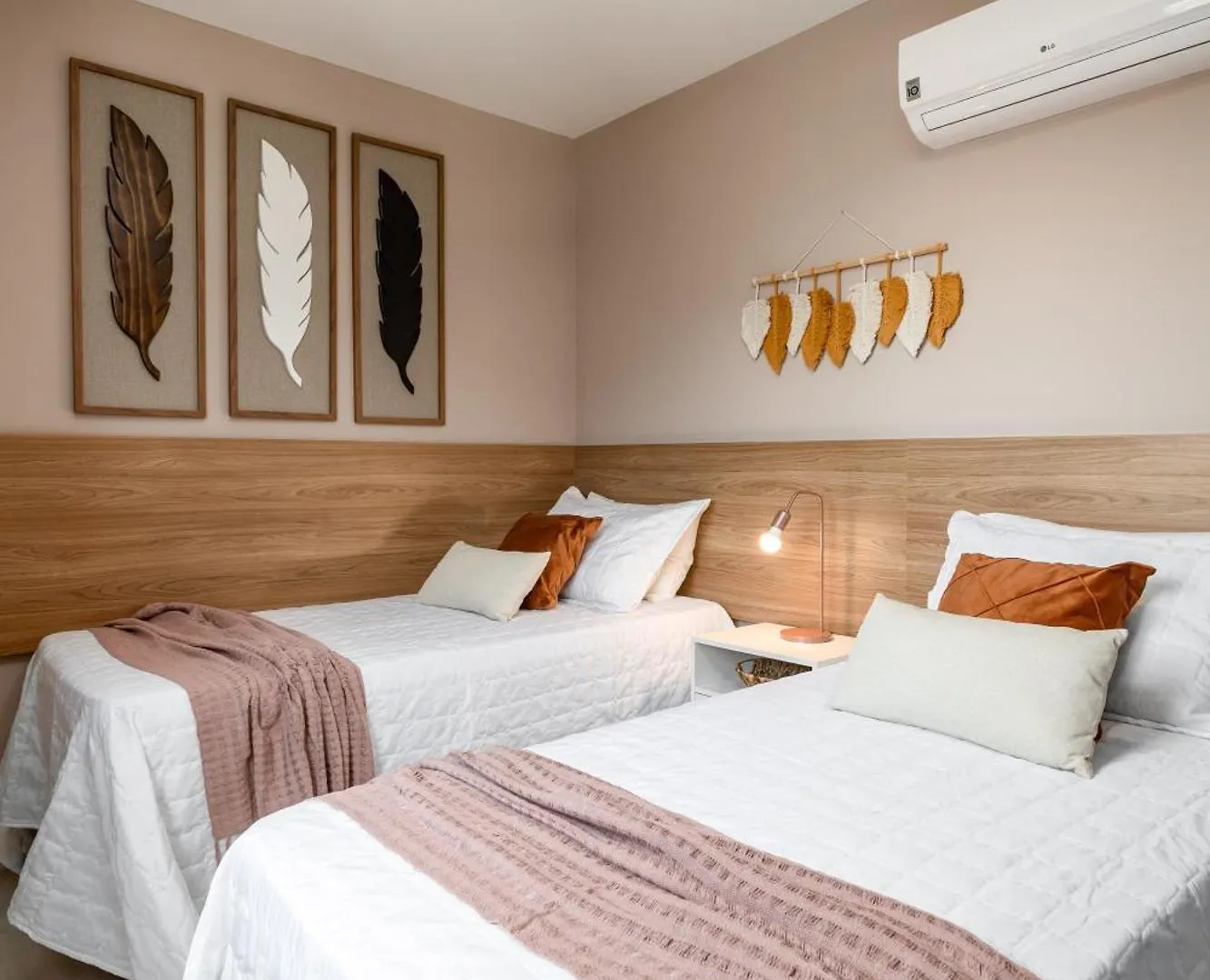 Praia dos Anjos Beach Club Condo: 2BR, Pool, 24/7 Security Arraial do Cabo Brazil