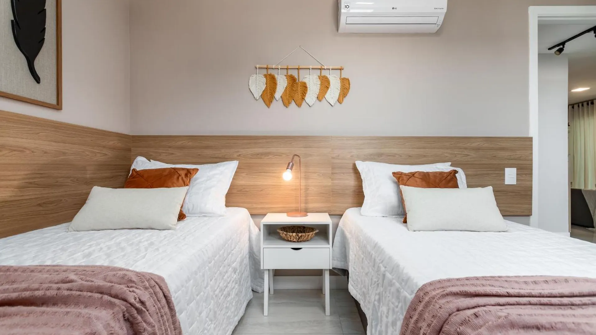 Praia dos Anjos Beach Club Condo: 2BR, Pool, 24/7 Security Arraial do Cabo Apartment